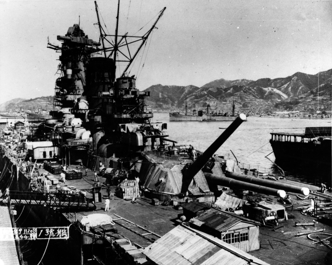 Yamato podczas końcowego wyposażania w bazie morskiej Kure