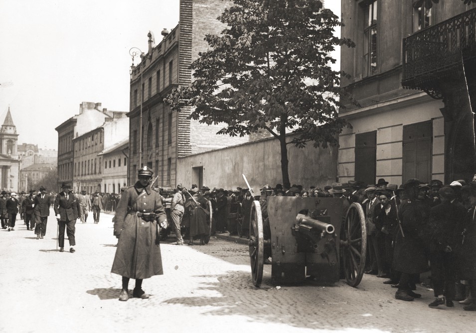Bateria dział polowych ustawiona w poprzek ulicy Mokotowskiej w Warszawie podczas przewrotu majowego