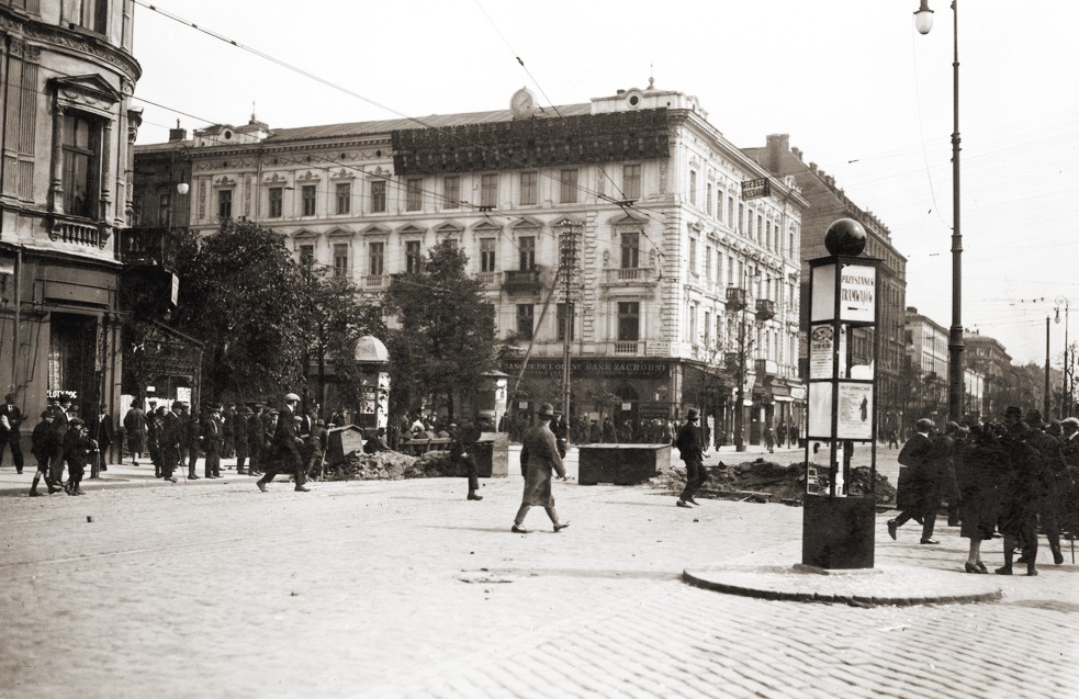 Barykada z bruku i wozów na rogu Marszałkowskiej i Alej Jerozolimskich ze stanowiskiem ciężkiego karabinu maszynowego