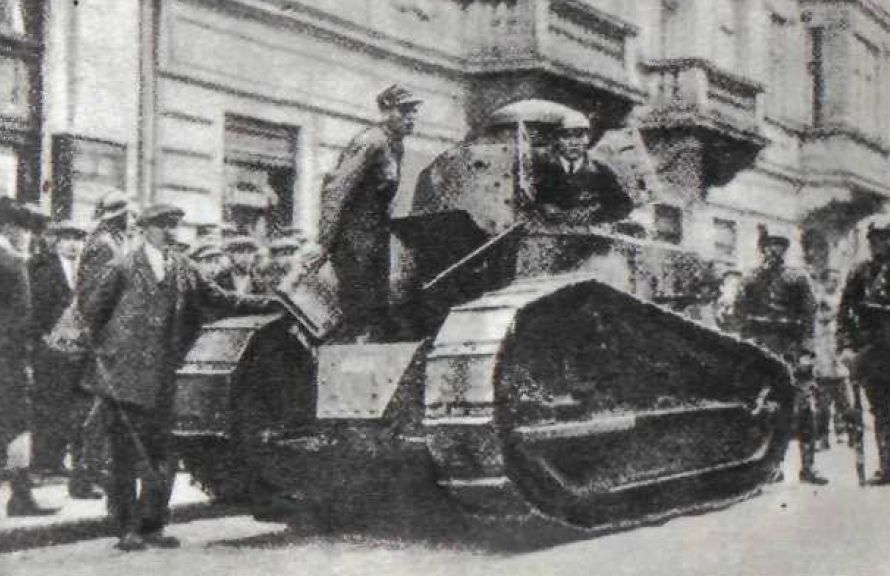 Francuski czołg lekki Renault FT Wojska Polskiego na brukowanej ulicy Warszawy podczas walk majowych 1926 roku