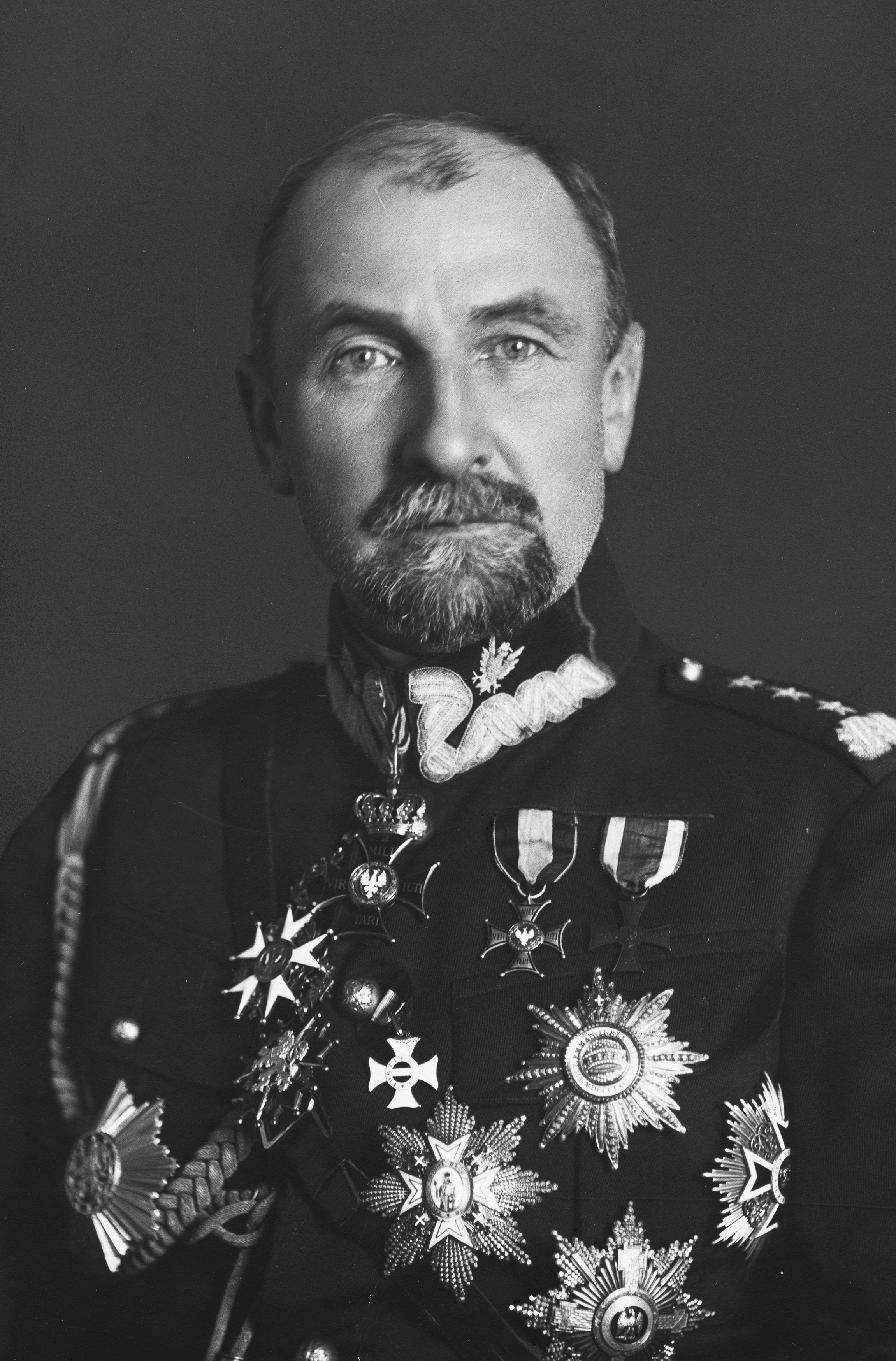 Portret generała broni Tadeusza Rozwadowskiego w mundurze galowym z orderami wojskowymi