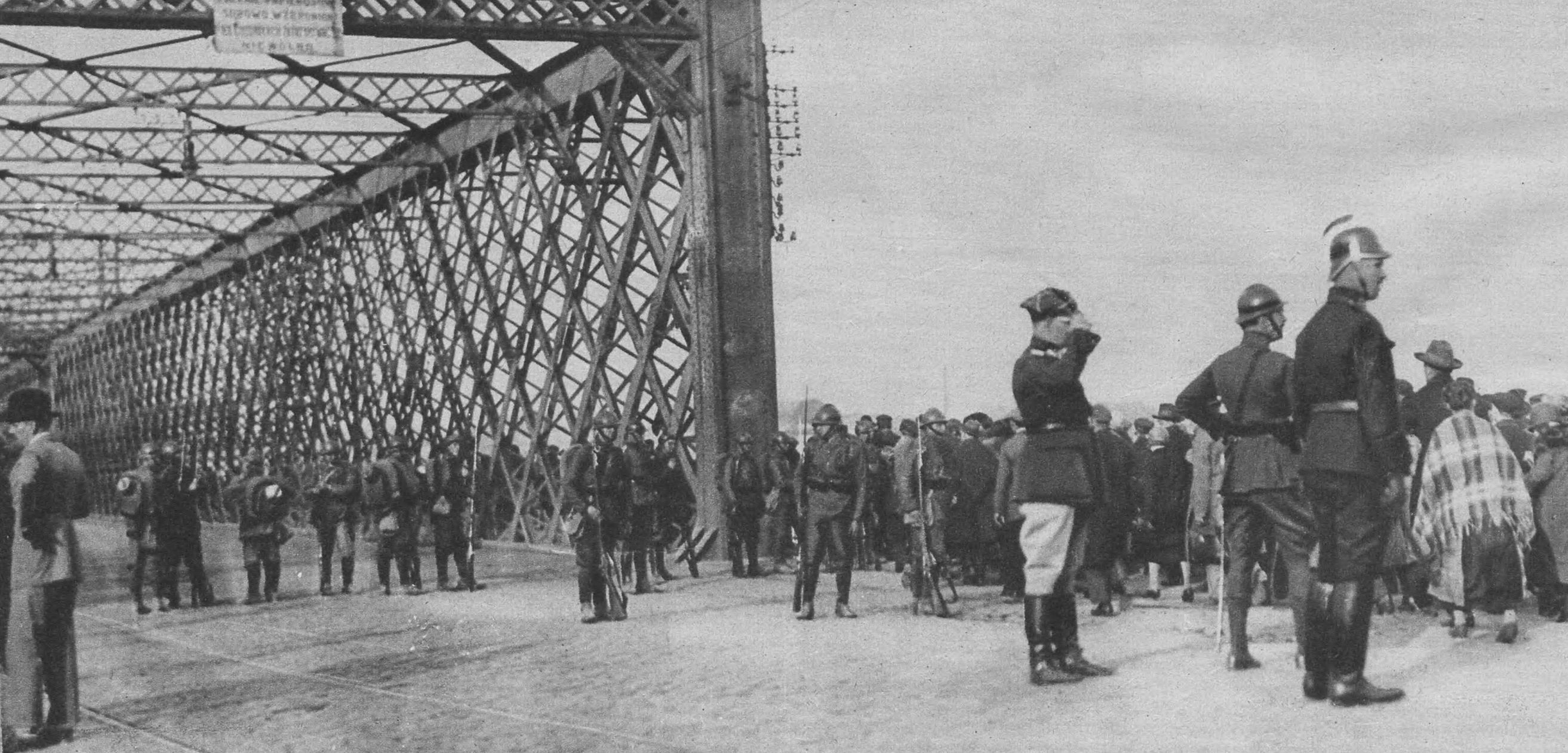 Most Kierbedzia w Warszawie obsadzony przez żołnierzy i zabarykadowany wozami w maju 1926 roku