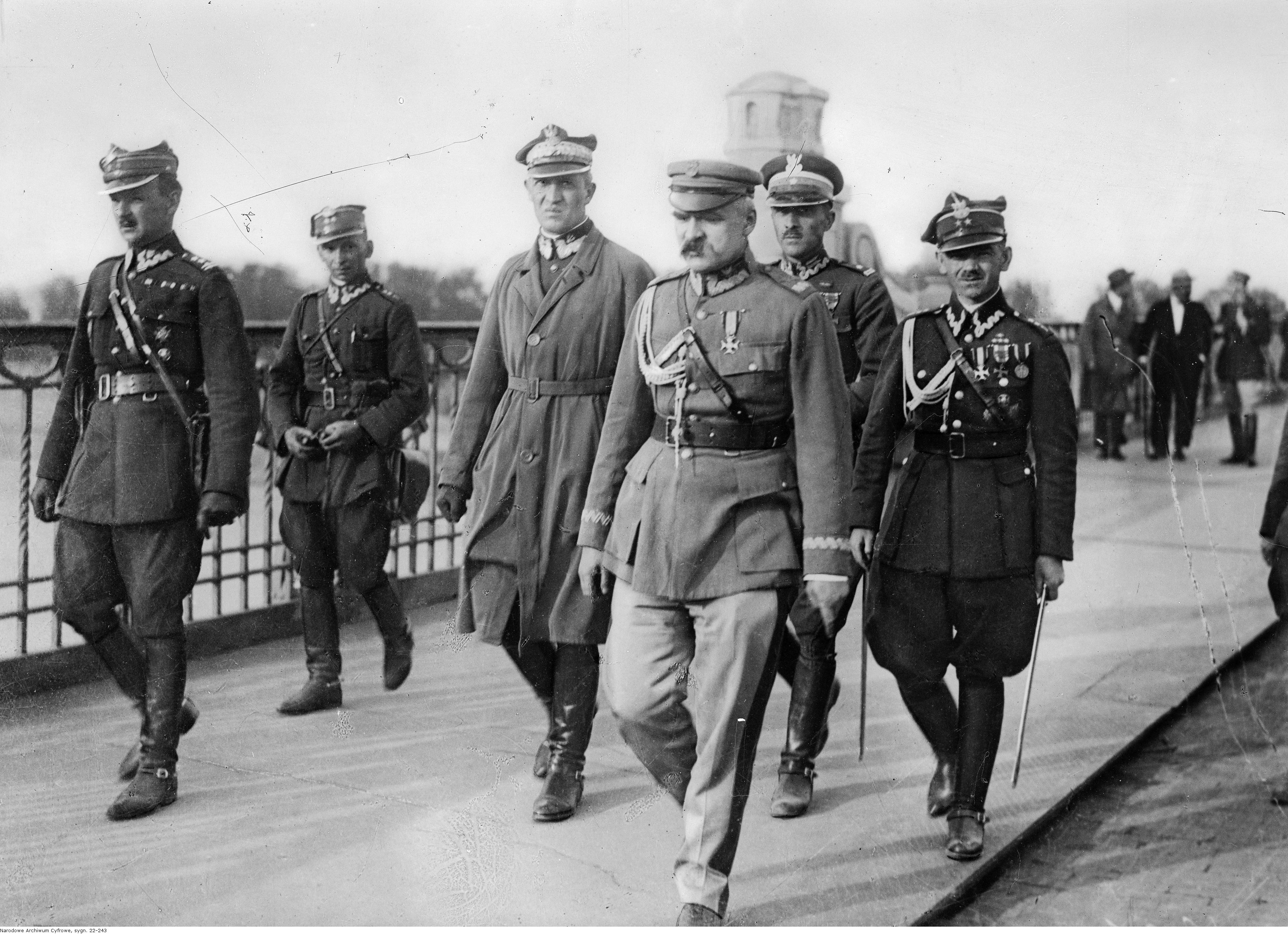 Marszałek Józef Piłsudski w otoczeniu oficerów, w tym generała Gustawa Orlicz-Dreszera, na moście Poniatowskiego w Warszawie 12 maja 1926 roku
