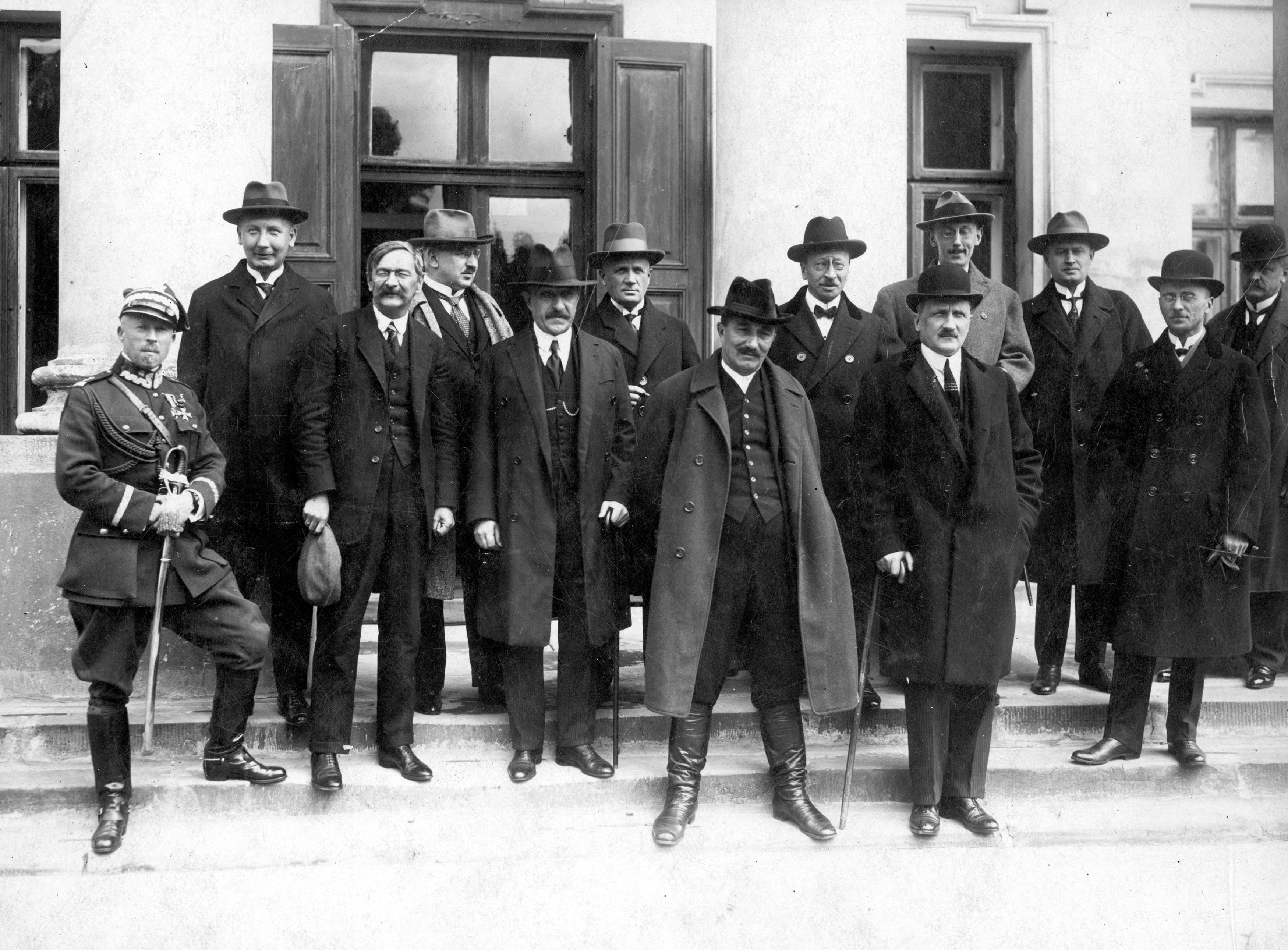 Członkowie trzeciego gabinetu Wincentego Witosa na schodach gmachu rządowego 10 maja 1926 roku w Warszawie
